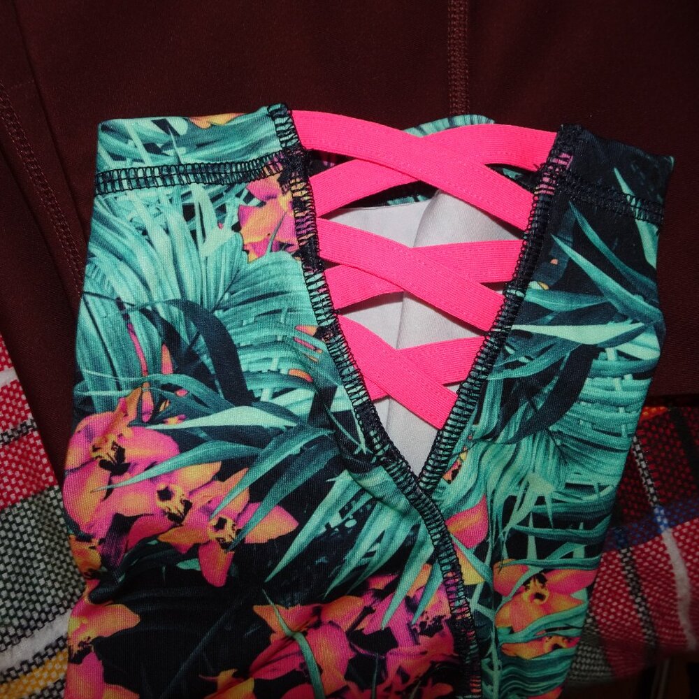 Old Navy Tropical Print 7/8 length Plus Size Leggings - Picture 5 of 6